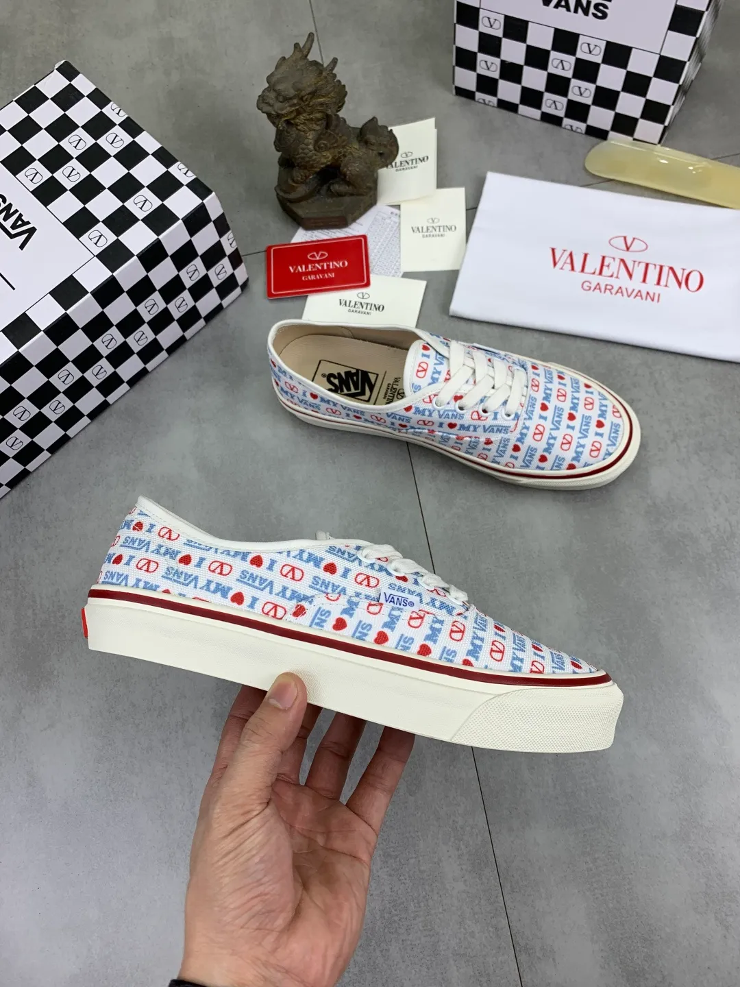 Men's shoes 💰P460 New Valentino❌Wans co-branded Valentino and Vans release new co-branded sneakers, integrating Valentino's Italian high-definition aesthetics and Vans's free and authentic spirit, giving classic shoes a personality that spans the ages. Many stars - Jolin Tsai. Yang Zi. Liu Wen. Ma Baiquan. Choi Soobin. freen. Song Zuer. JJ Lin. zel. Cecilia Cheung. shark. Xin Yunlai...Same style. Female model: 35-42 (41.42 is custom-made and non-refundable) Men's model: 39-46 (45.46 is custom-made and non-refundable)